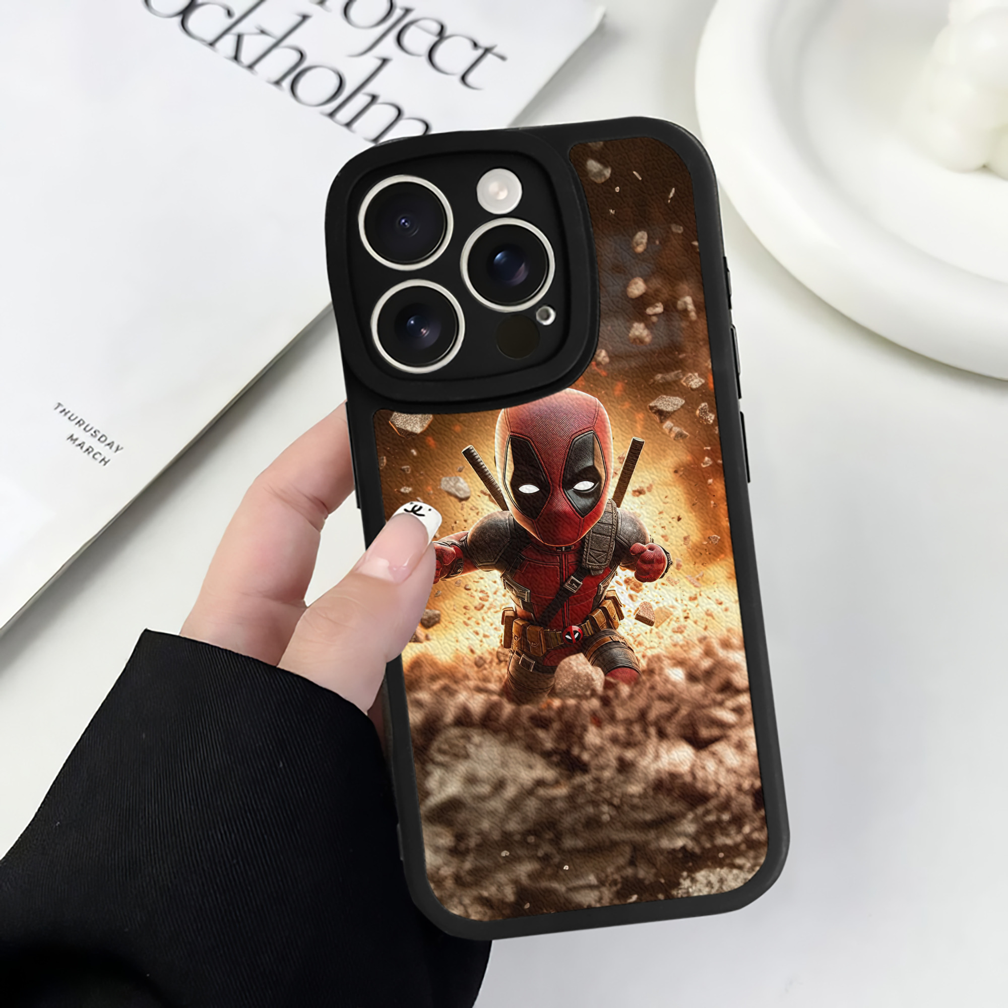 （画像用） Deadpool デッドプール 【iPhone 16シリーズ対応】シリコンスマホケース（レザー調） 材質：シリコン